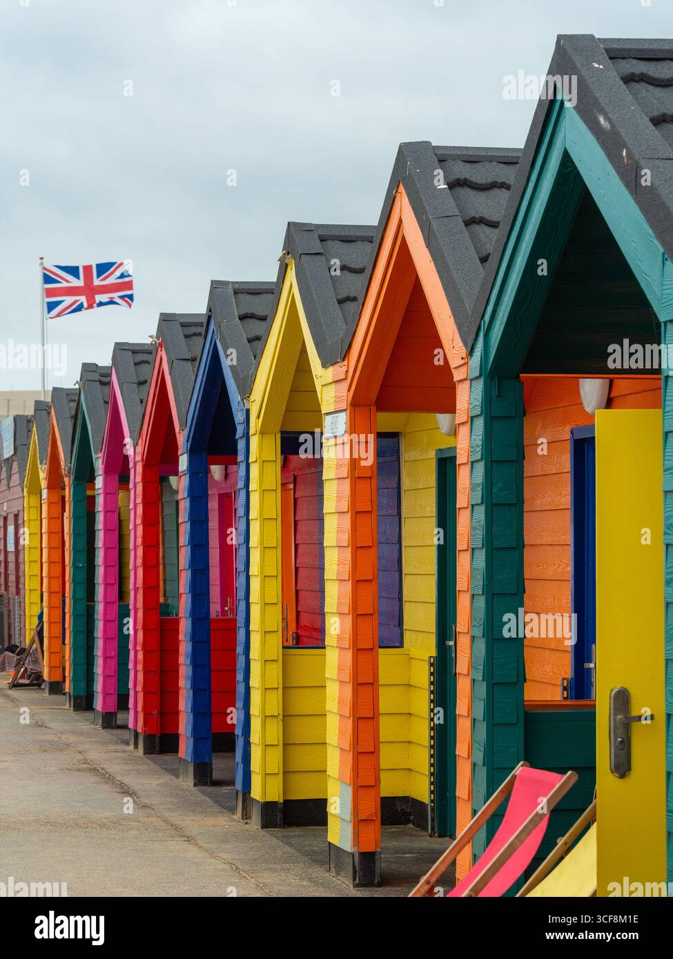 Une rangée de cabanes de plage traditionnelles aux couleurs vives sur la promenade de la station balnéaire populaire de Saltburn-by-the-Sea, North Yorkshire, Royaume-Uni. Banque D'Images