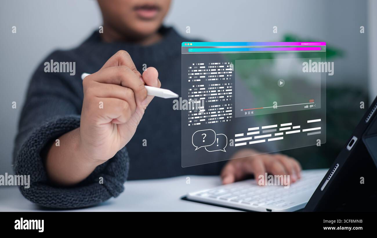 Éducation moderne et communication en ligne. Personne utilisant un stylo numérique avec une tablette, interagissant avec une interface futuriste avec lecteur vidéo et Banque D'Images