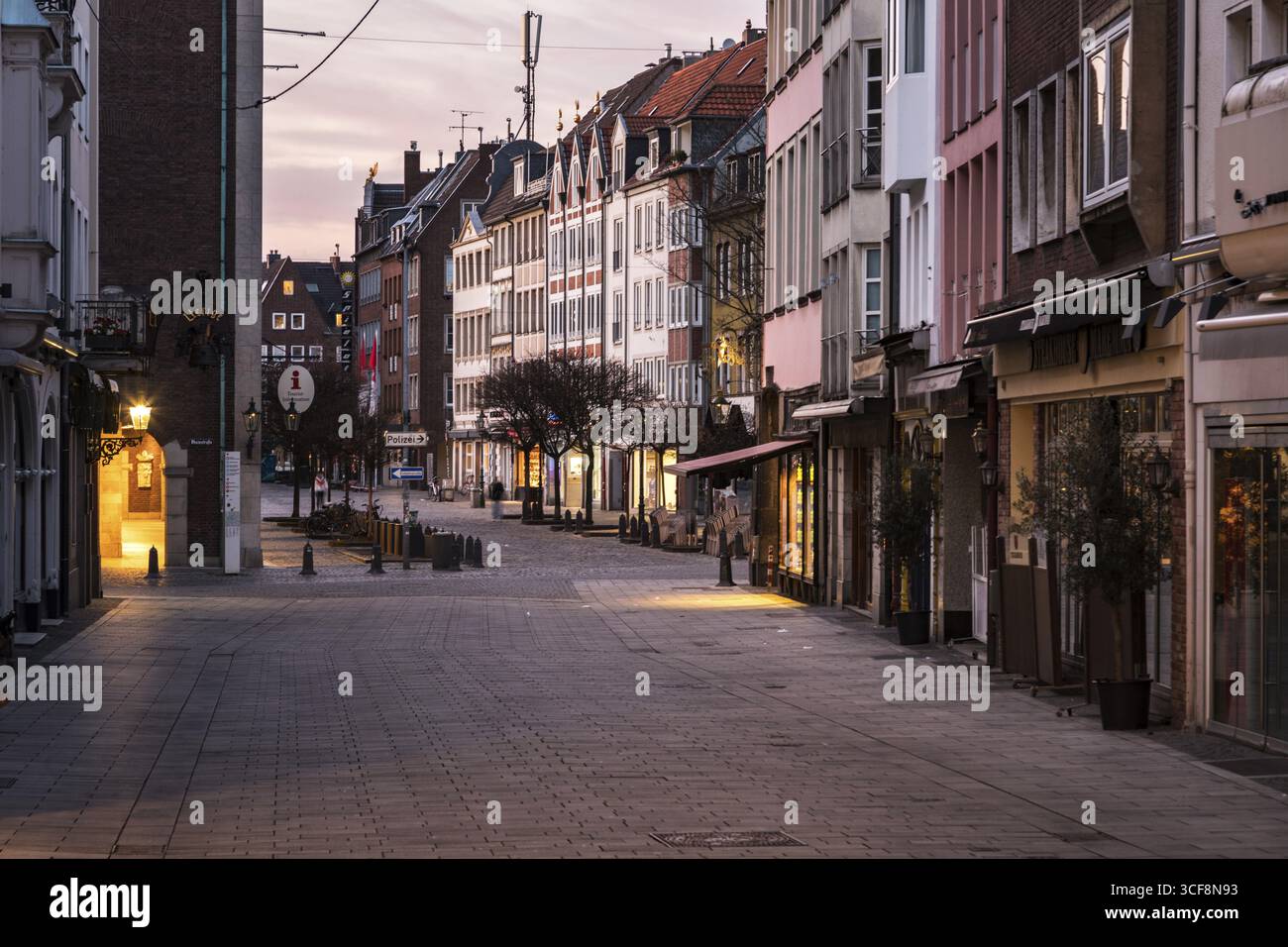 Soirée dans la vieille ville de Duesseldorf, la Berger Strasse, Duesseldorf, Rhénanie du Nord-Westphalie, Rhénanie du Nord-Westphalie, Allemagne Banque D'Images