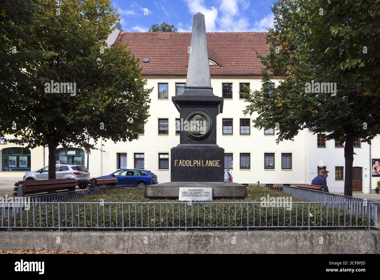 Monument en l'honneur du fondateur de l'industrie horlogère à Glashuette, le maître horloger Ferdinand Adolph Lange, dans le centre de la ville de Glas Banque D'Images