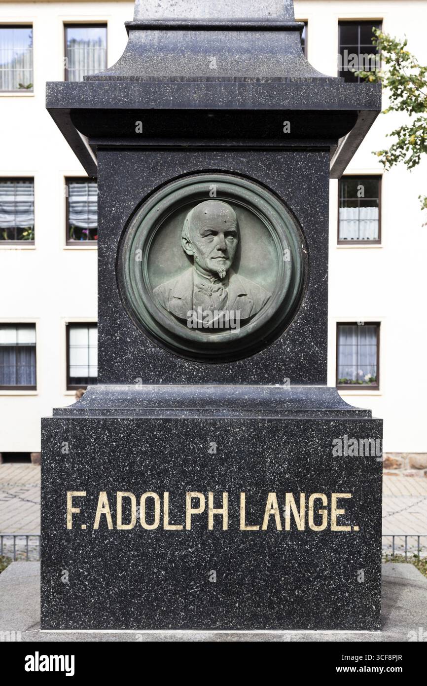 Monument en l'honneur du fondateur de l'industrie horlogère à Glashuette, le maître horloger Ferdinand Adolph Lange, dans le centre de la ville de Glas Banque D'Images