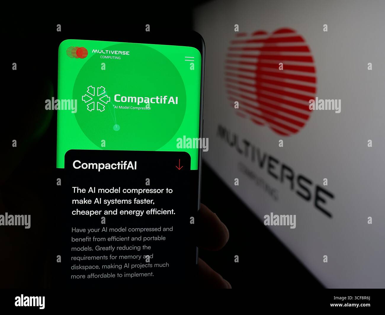 Stuttgart, Allemagne - 08-14-2025 : personne tenant un smartphone avec la page web de la société espagnole Multiverse Computing S.L. sur l'écran devant le logo. Banque D'Images