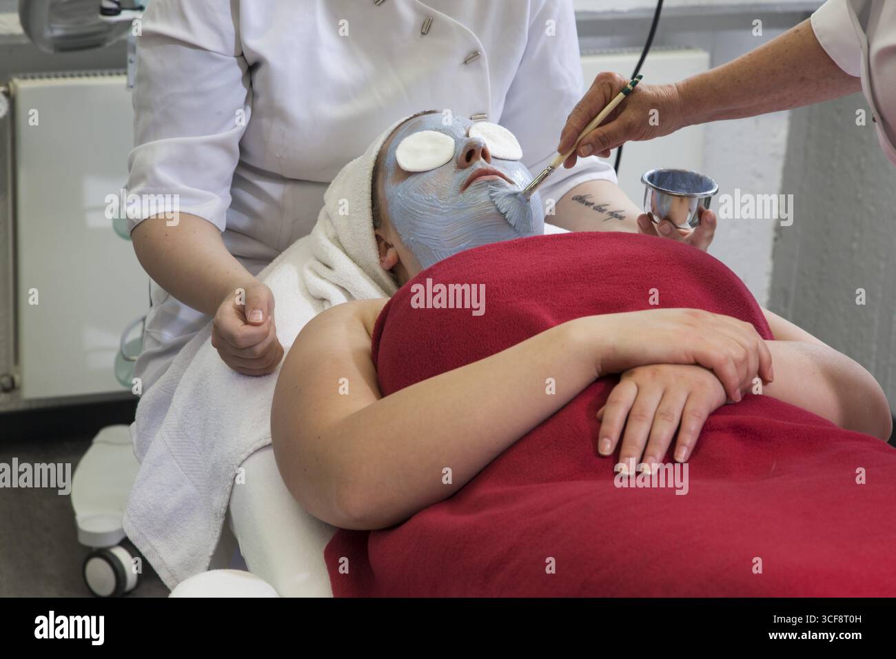 Application du masque facial bleu à l'azulène dans les leçons pratiques. Formation d'esthéticienne à l'école professionnelle de Duesseldorf, Rhénanie-du-Nord-Westp Banque D'Images