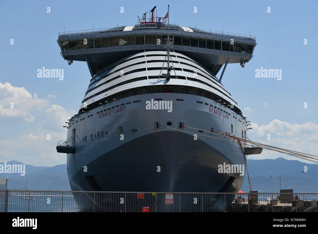 Virgin voyages bateau de croisière Scarlet Lady amarré à Ajaccio sur l'île française de Corse en mer Méditerranée Banque D'Images