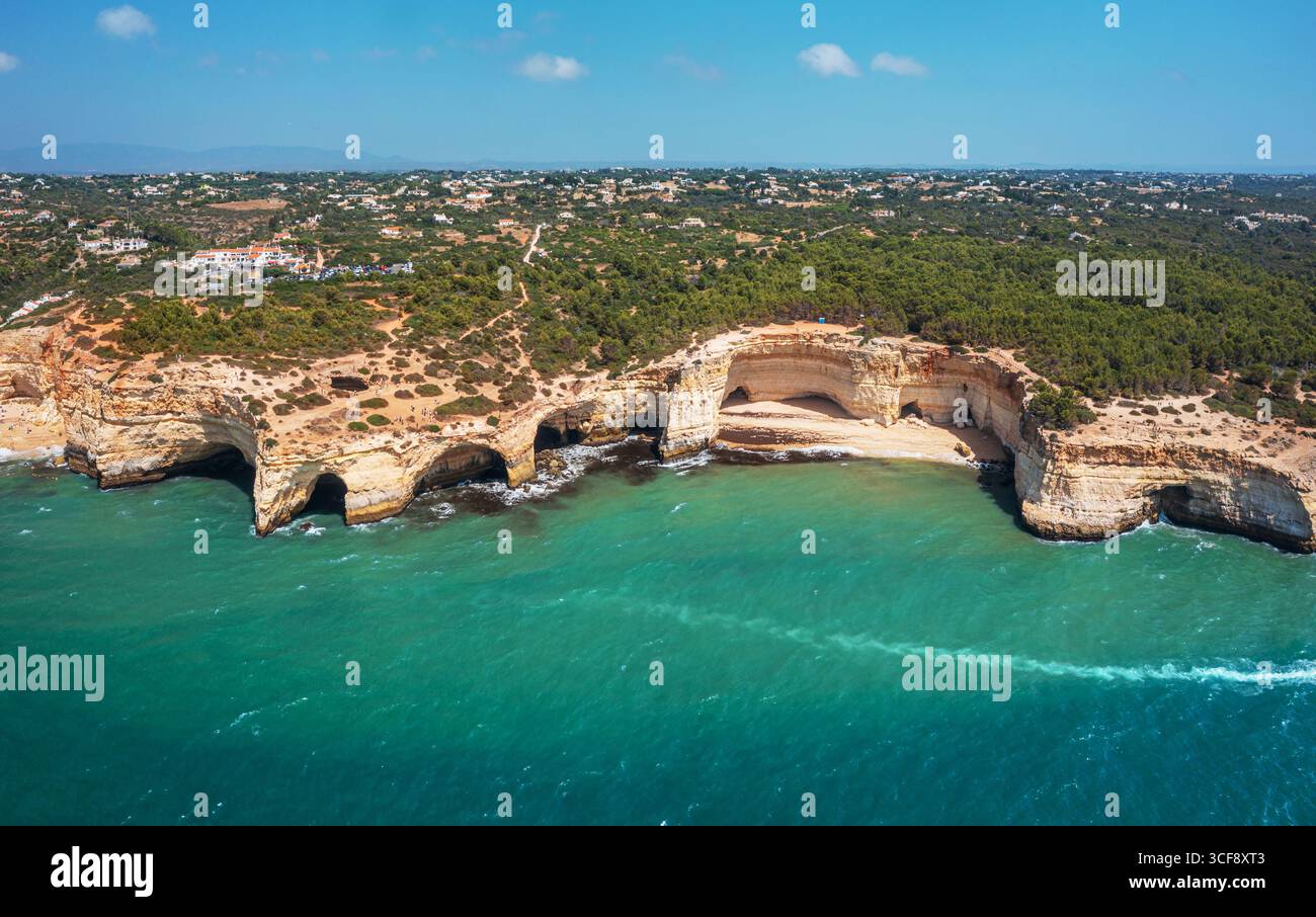 Drone vue aérienne panoramique sur la côte près du village de Benagil, Algarve, Portugal. Banque D'Images