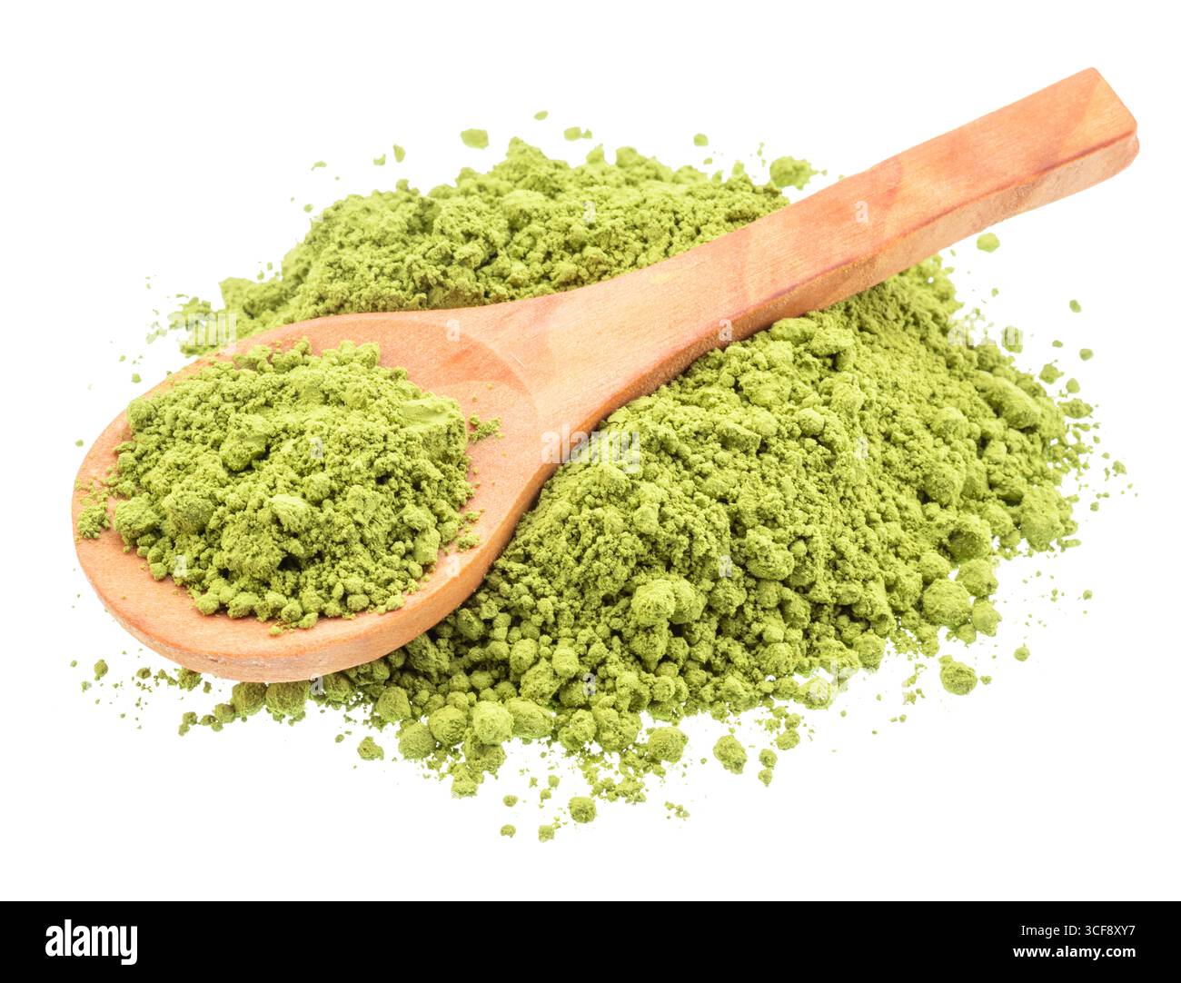 Cuillère en bois de thé matcha, poudre finement moulue de thé vert sur fond blanc. Le fichier contient un chemin de détourage. Banque D'Images