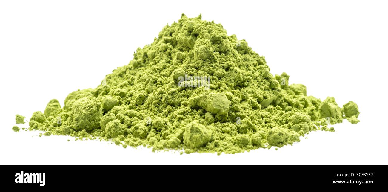 Thé Matcha, poudre finement moulue de thé vert sur fond blanc. Le fichier contient un chemin de détourage. Banque D'Images