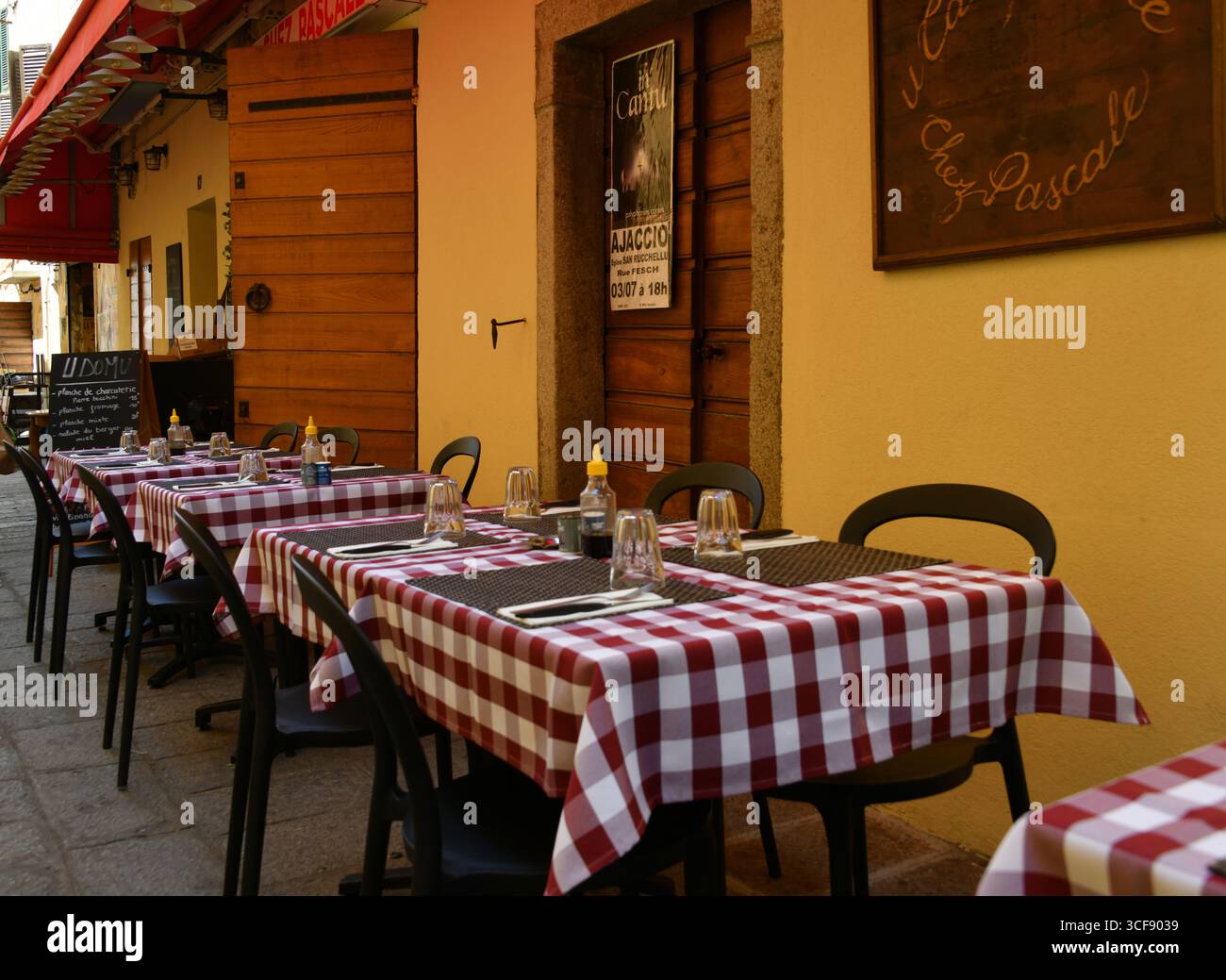 Tables de restaurant prêtes pour les clients à Ajaccio Corse France Banque D'Images