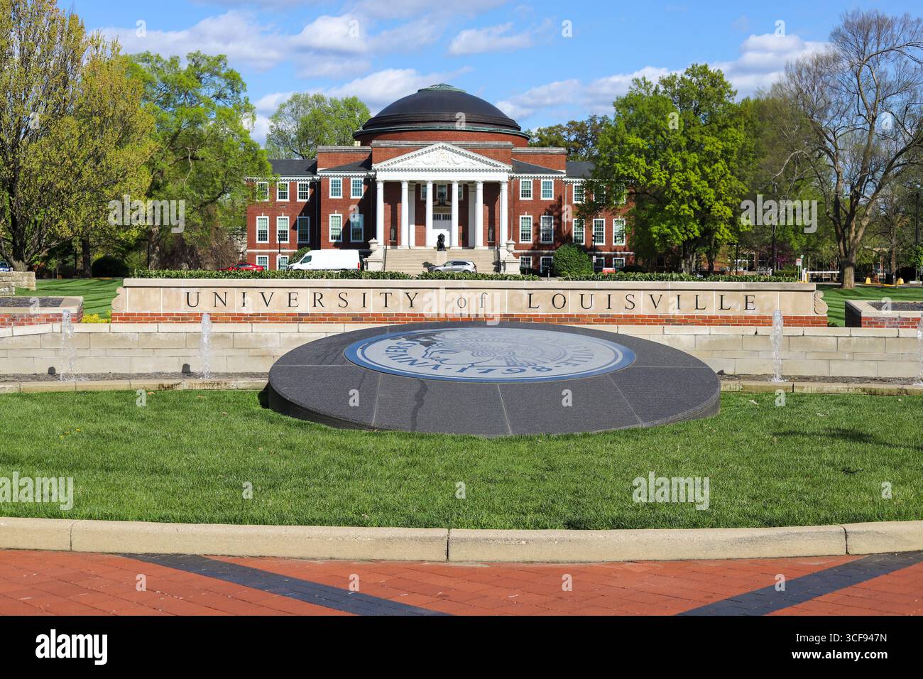 Louisville, Kentucky USA-15 avril 2021 : vue de face de l'Université de Louisville Banque D'Images