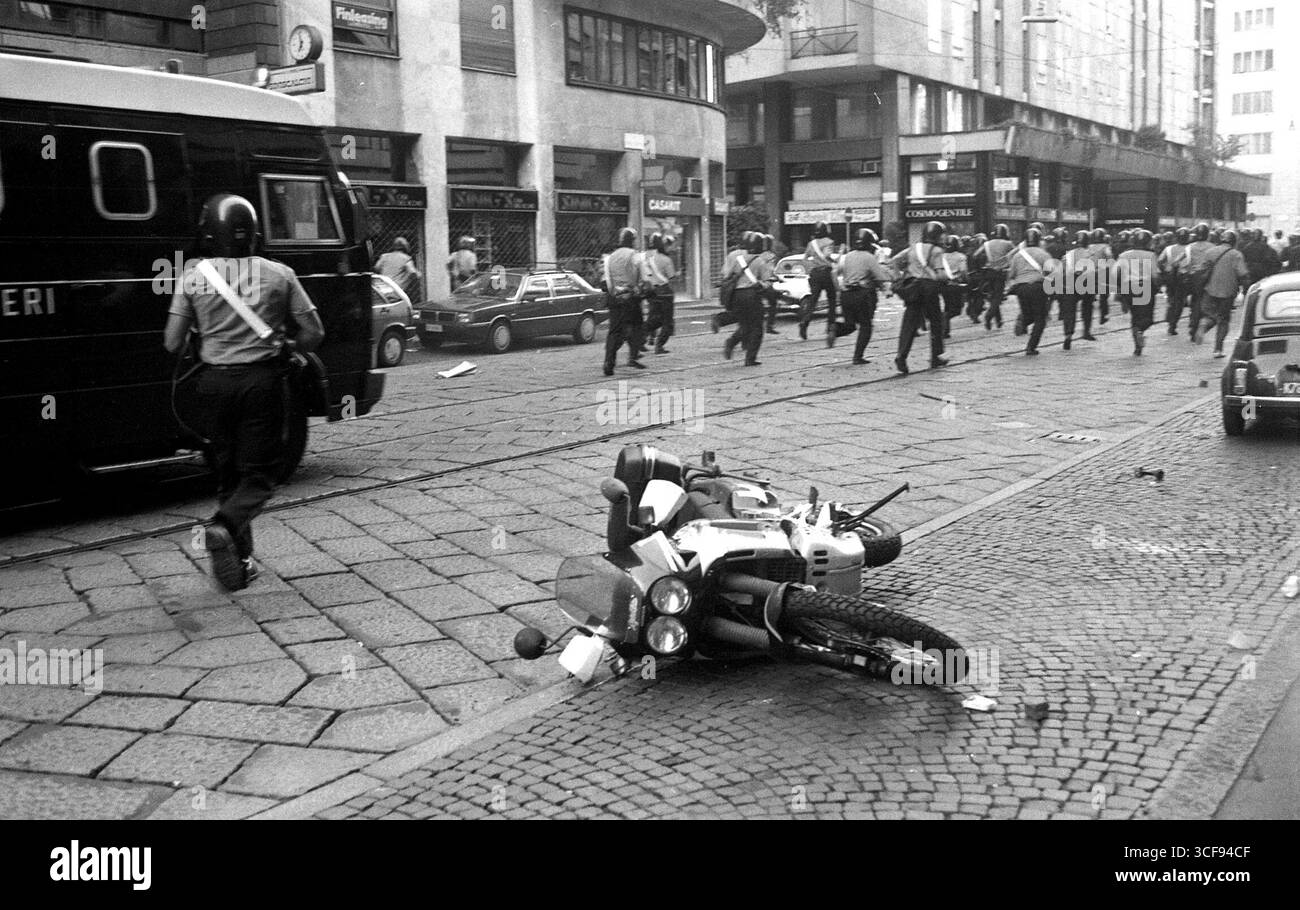 *TARIF SPÉCIAL* MILAN - **TARIF SPÉCIAL** MANIFESTATION AU CENTRE SOCIAL LEONCAVALLO, AFFRONTEMENTS AVEC LA POLICE, POLICE EN TENUE ANTI-ÉMEUTE ANNÉE 1994 Banque D'Images
