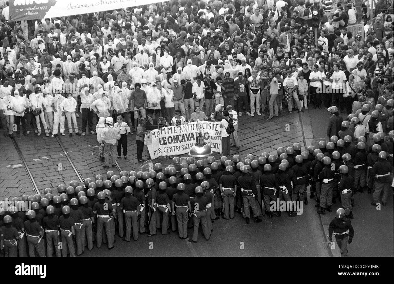 *TARIF SPÉCIAL* MILAN - **TARIF SPÉCIAL** MANIFESTATION AU CENTRE SOCIAL LEONCAVALLO, AFFRONTEMENTS AVEC LA POLICE, POLICE EN TENUE ANTI-ÉMEUTE ANNÉE 1994 Banque D'Images