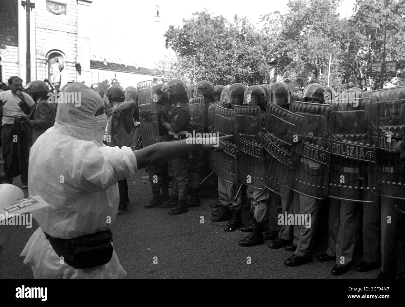 *TARIF SPÉCIAL* MILAN - **TARIF SPÉCIAL** MANIFESTATION AU CENTRE SOCIAL LEONCAVALLO, AFFRONTEMENTS AVEC LA POLICE, POLICE EN TENUE ANTI-ÉMEUTE ANNÉE 1994 Banque D'Images