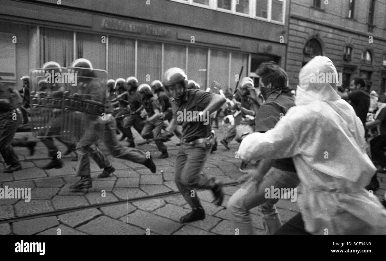 *TARIF SPÉCIAL* MILAN - **TARIF SPÉCIAL** MANIFESTATION AU CENTRE SOCIAL LEONCAVALLO, AFFRONTEMENTS AVEC LA POLICE, POLICE EN TENUE ANTI-ÉMEUTE ANNÉE 1994 Banque D'Images