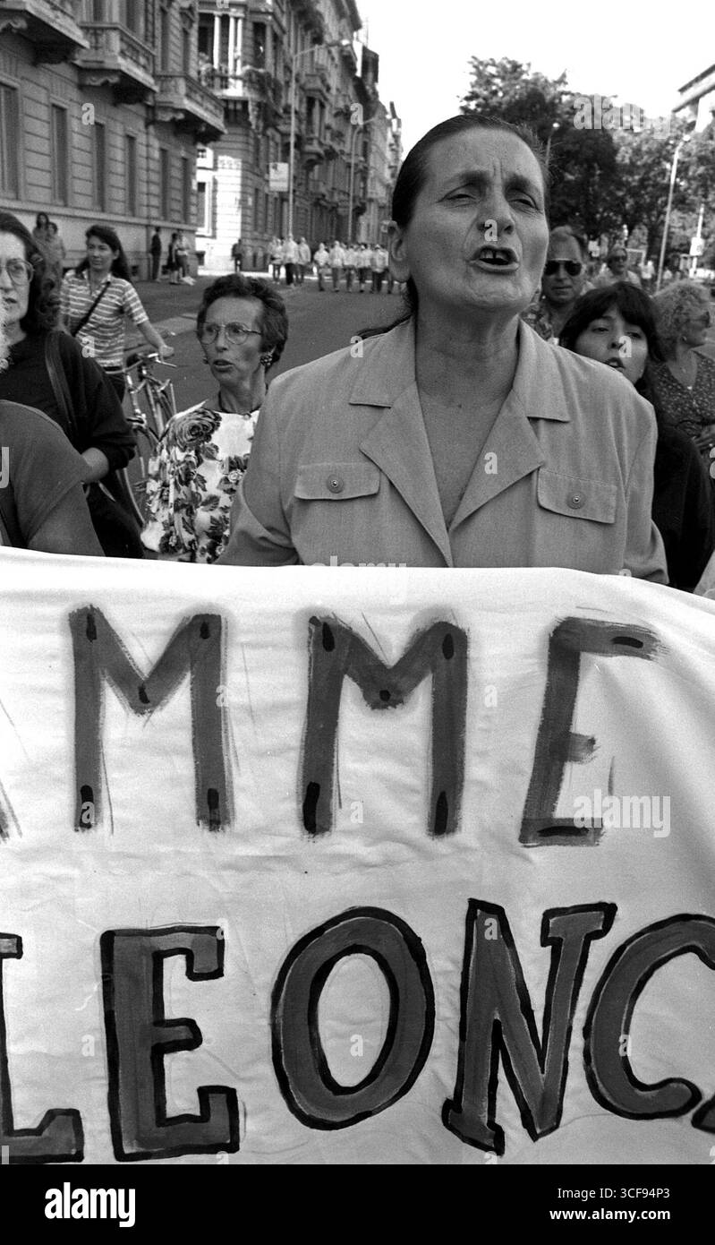 *TARIF SPÉCIAL* MILAN - **TARIF SPÉCIAL** MANIFESTATION AU CENTRE SOCIAL LEONCAVALLO, AFFRONTEMENTS AVEC LA POLICE ANNÉE 1994 Banque D'Images