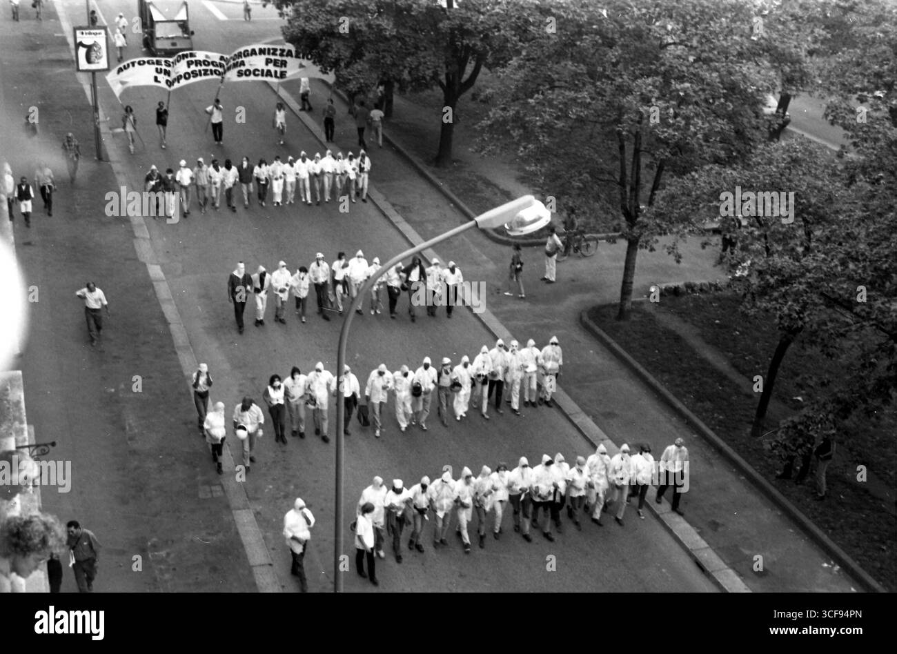 *TARIF SPÉCIAL* MILAN - **TARIF SPÉCIAL** MANIFESTATION AU CENTRE SOCIAL LEONCAVALLO, AFFRONTEMENTS AVEC LA POLICE ANNÉE 1994 Banque D'Images