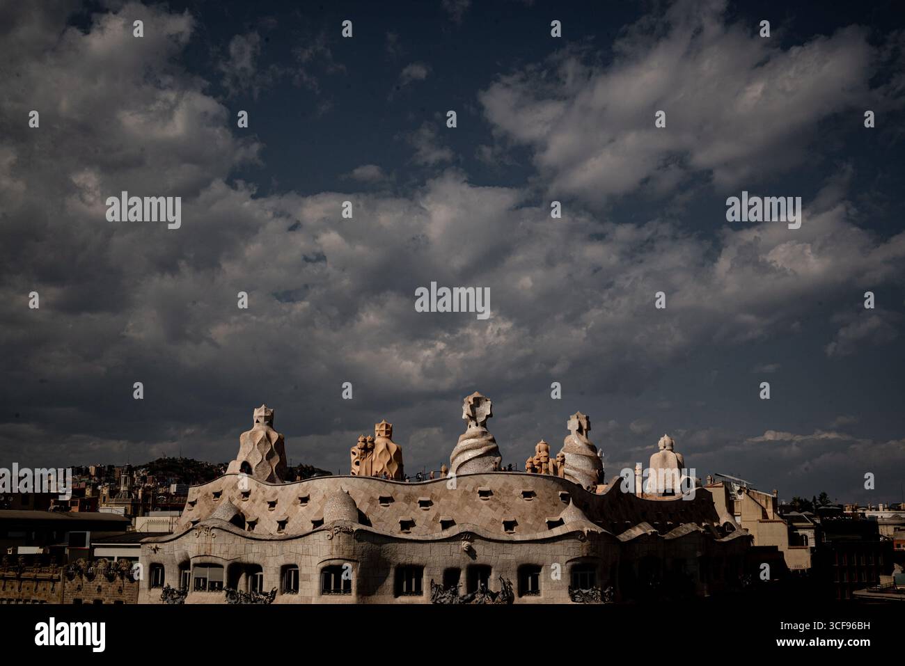 Vue surélevée sur le toit de la Pedrera, ou Casa Milà, un bâtiment moderniste sur l'avenue Passeig de Gràcia à Barcelone, conçu par l'architecte catalan Banque D'Images