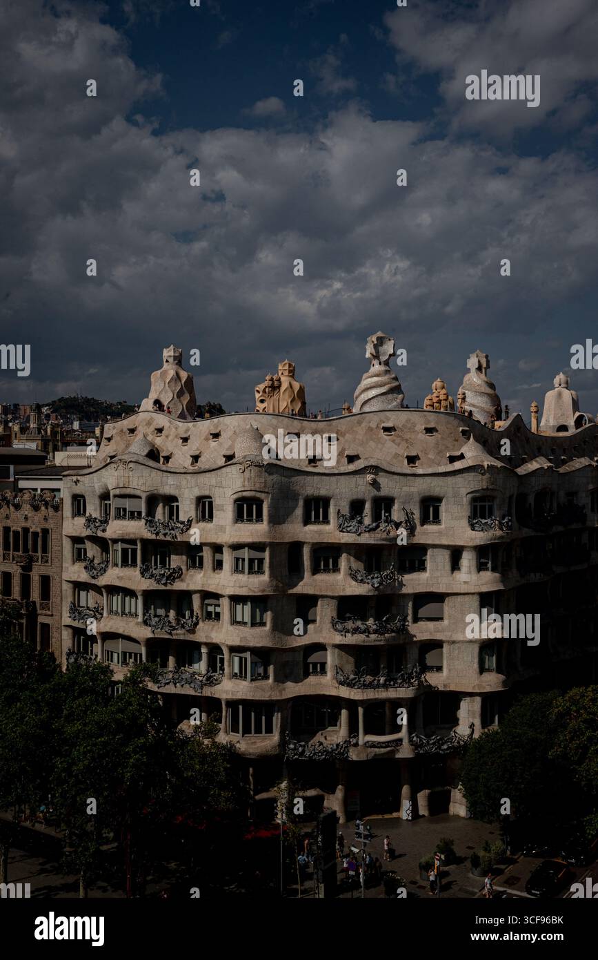 Vue surélevée sur la Pedrera, ou Casa Mila, un bâtiment moderniste de l'avenue Passeig de Gracia à Barcelone, conçu par l'architecte catalan Antoni Gaud Banque D'Images