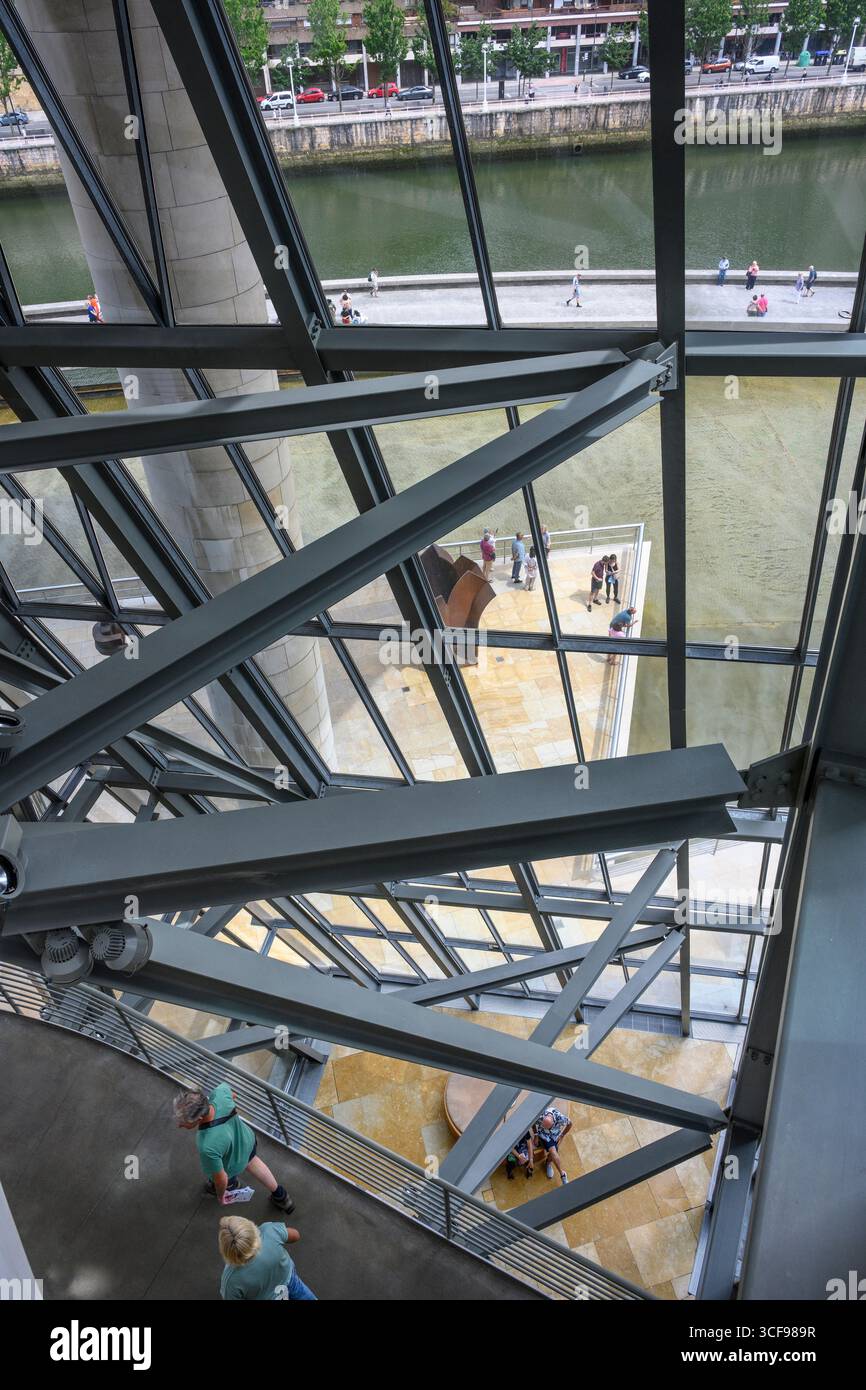 Regardant dans l'aitrium du musée Guggenheim à Bilbao, dans le nord de l'Espagne, Banque D'Images
