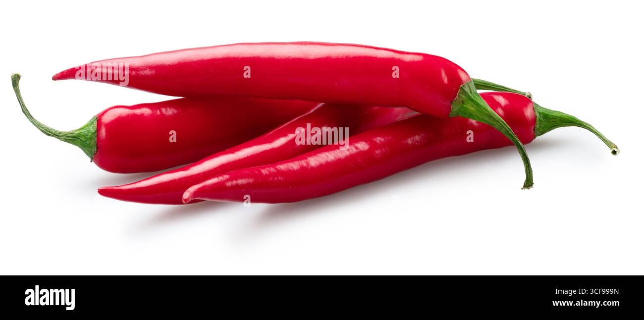 Piments forts rouges frais isolés sur fond blanc. Le fichier contient des chemins de détourage. Banque D'Images
