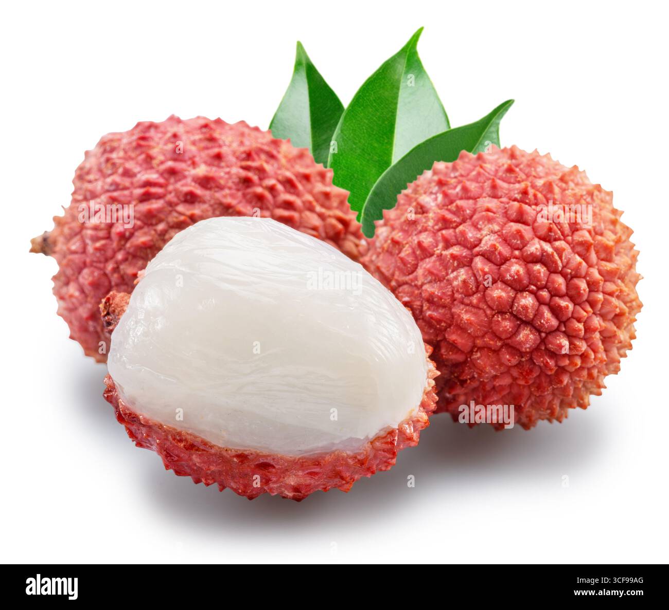 Fruits de litchi avec des feuilles vertes et un litchi pelé en deux isolé sur fond blanc. Le fichier contient un chemin de détourage. Banque D'Images
