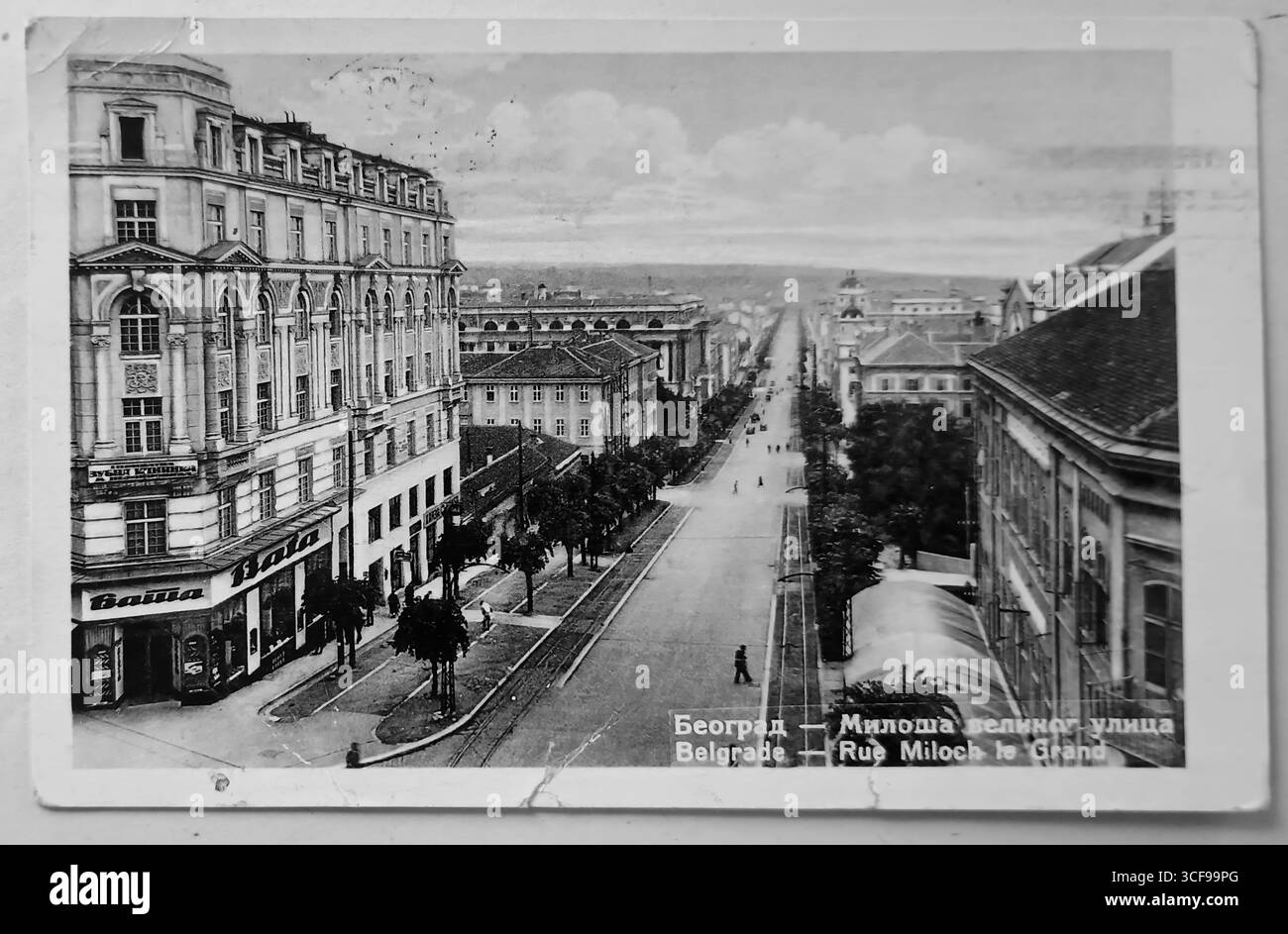 Une vieille carte postale montrant la rue Miloš Velikij (Kneza Miloš) dans les années 1940 Sur le côté gauche de la photographie, au premier plan, se trouve un bâtiment au coin des rues Miloš Velikij et Kralja Milana, au rez-de-chaussée duquel se trouvait le magasin de chaussures Bata.- 13 mai 1940 Banque D'Images