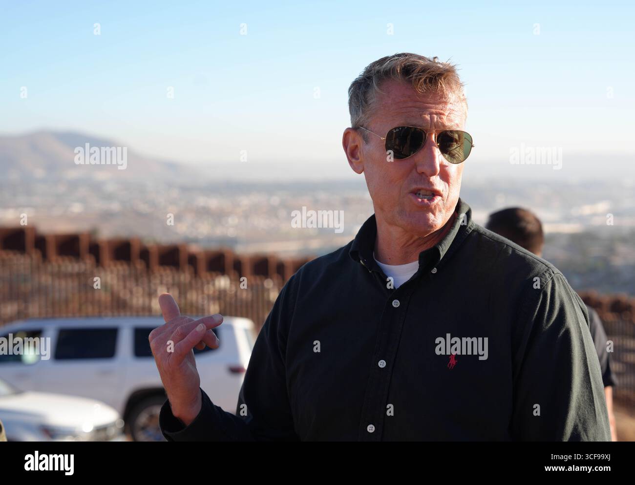 San Diego, États-Unis. 18 août 2025. Rodney S. Scott, commissaire aux douanes et à la protection des frontières des États-Unis, visite le mur frontalier actuel entre les États-Unis et le Mexique, le 18 août 2025 près de San Diego, en Californie. Crédit : Jaime Rodriguez/CBP photo/Alamy Live News Banque D'Images