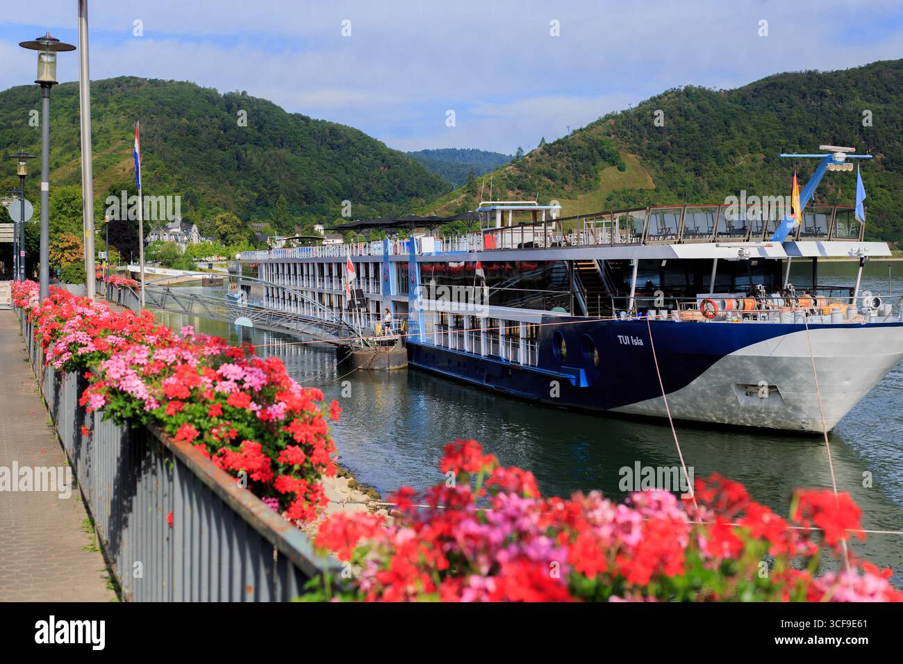 Boppard, Allemagne 20-07-25. Bateau de croisière sur la rivière TUI Isla amarré sur la promenade aganst un arrière-plan pittoresque à flanc de colline. Les bateaux de croisière fluviale amarrent ici à tous Banque D'Images