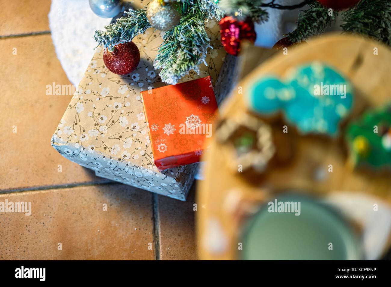 Photo suspendue de cadeaux sous le sapin de Noël, avec des biscuits mordus et du lait renversé sur la table, capturant la magie de la veille de Noël. Banque D'Images Photo suspendue de cadeaux sous le sapin de Noël, avec des biscuits mordus et du lait renversé sur la table, capturant la magie de la veille de Noël. Banque D'Images