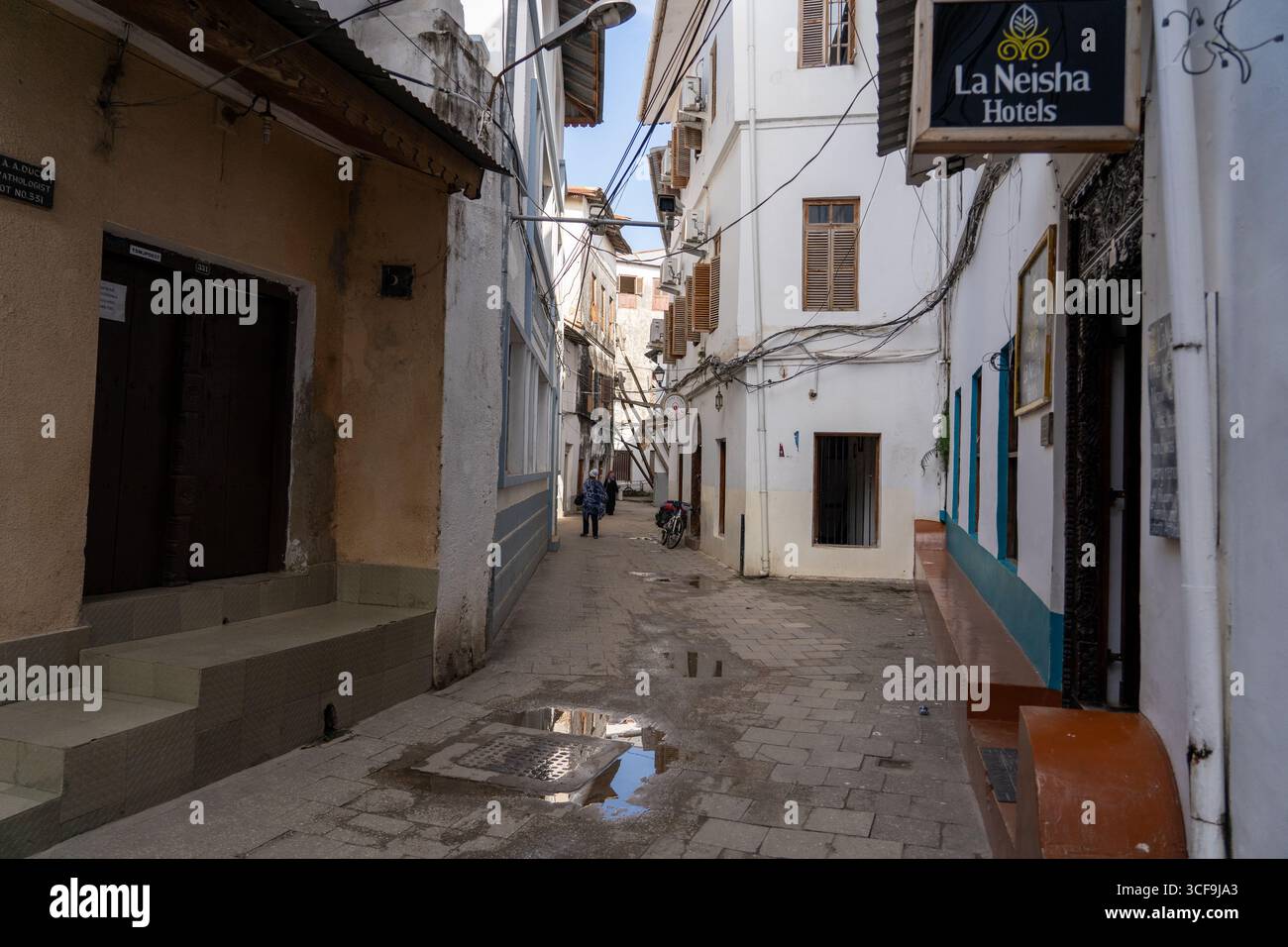 Rue étroite avec bâtiments historiques dans Stone Town, Zanzibar Banque D'Images