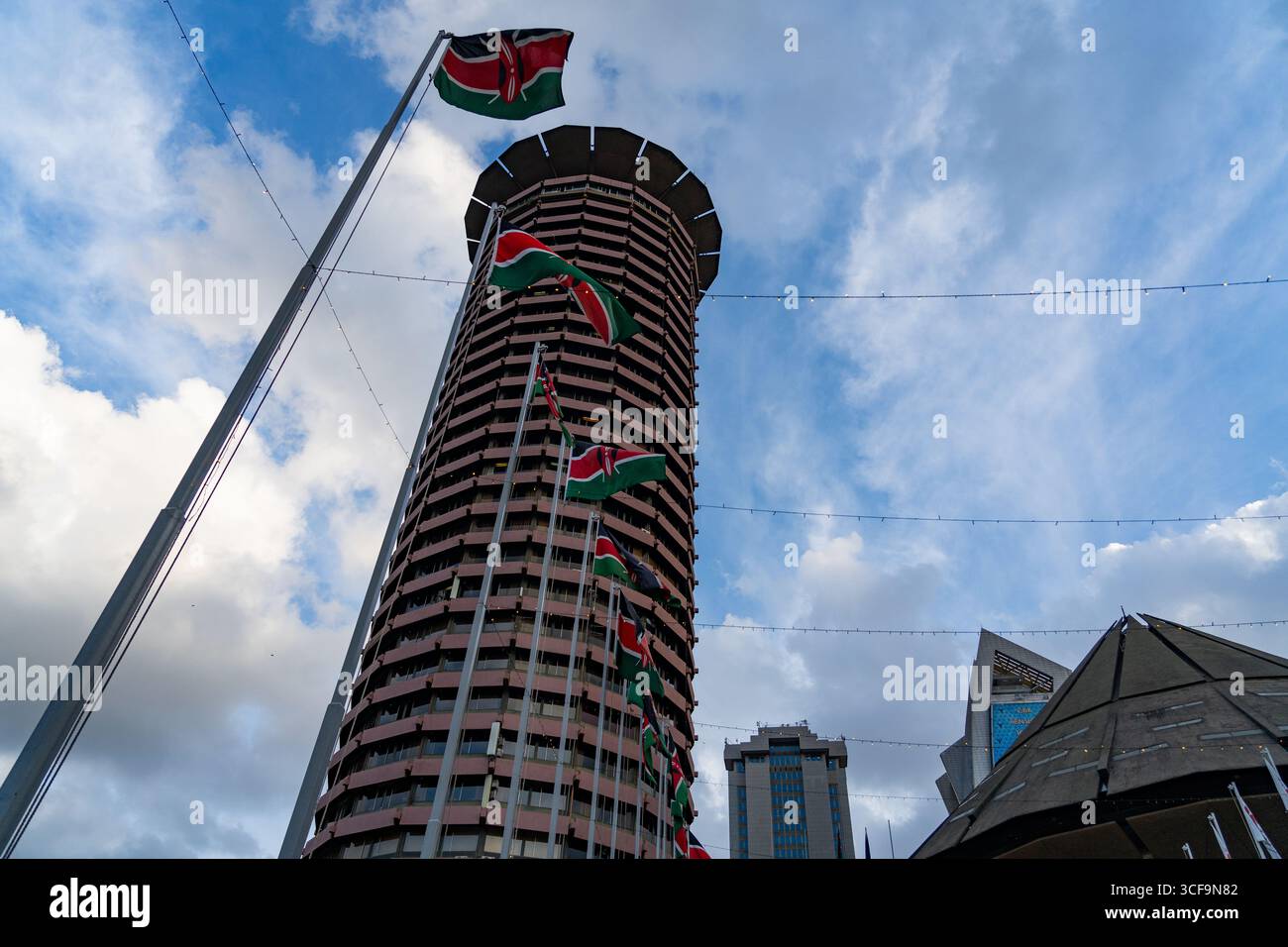 Kenyatta International Convention Centre (KICC) Tour avec drapeaux kenyans à Nairobi Banque D'Images