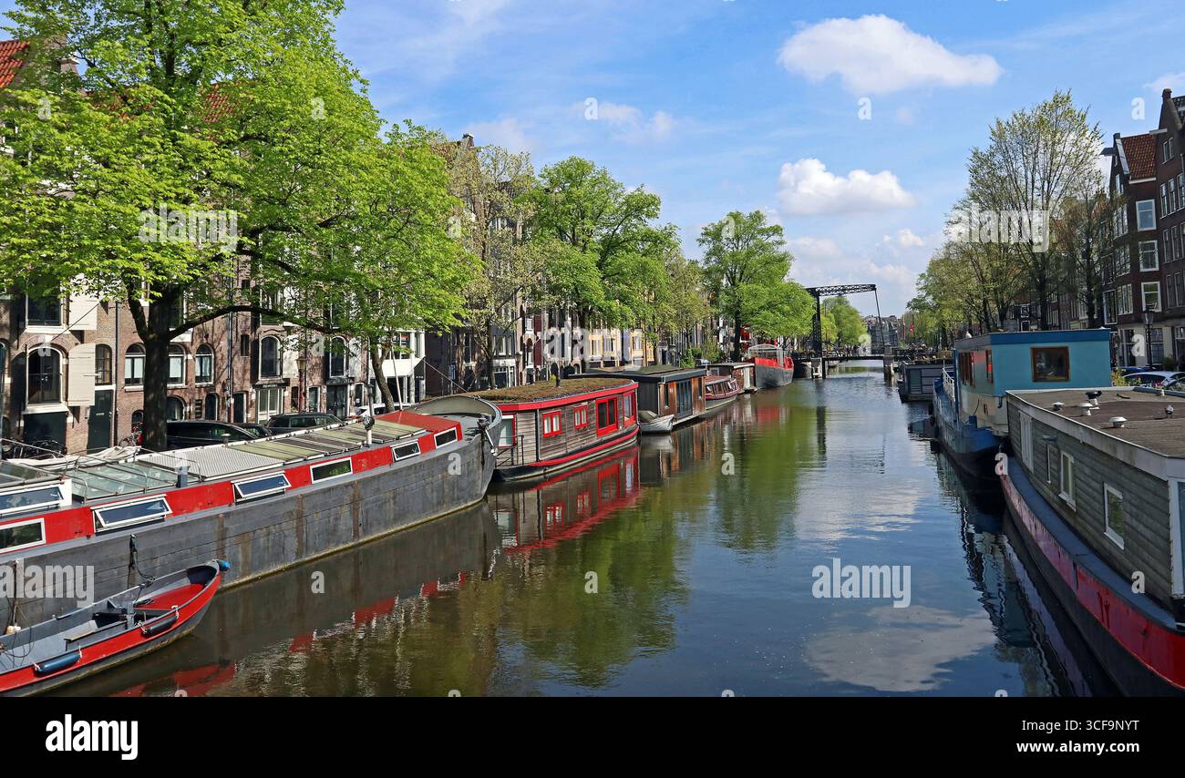Reflets de ciel bleu et de nuages blancs lors d'une journée ensoleillée de printemps dans l'un des principaux canaux d'Amsterdam. Grachtengordel canal Belt, Amsterdam, Europe du Nord Banque D'Images