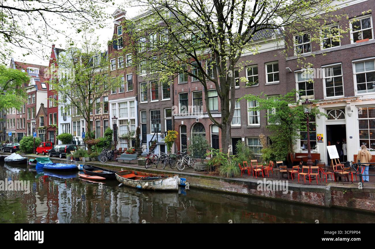 Les bateaux à rames, les maisons et le Café 't Smalle historique donnent du caractère à un coin du quartier Jordaan, Egelantiers Gracht, Amsterdam Centrum Banque D'Images