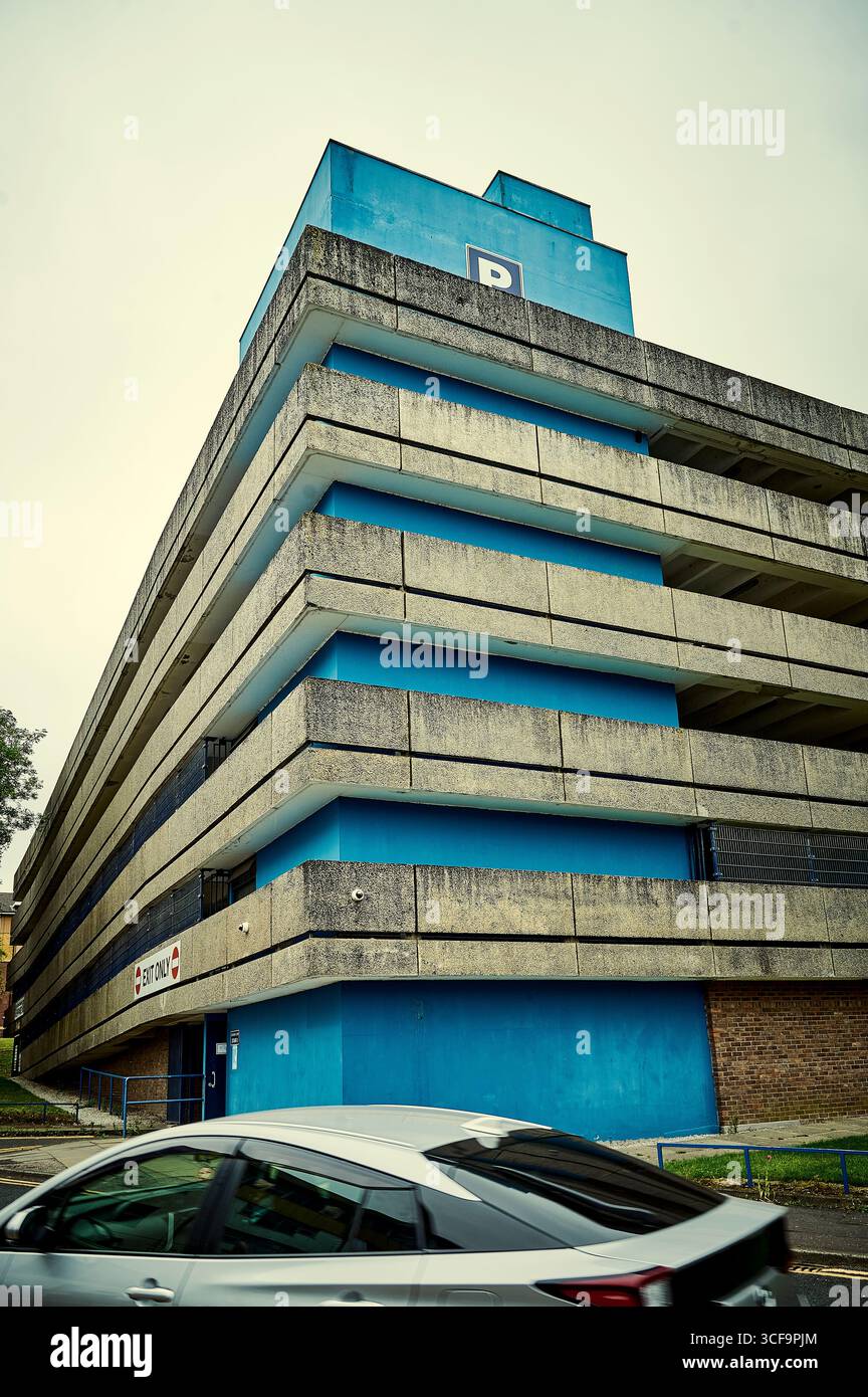 Voiture passant le parking en béton à plusieurs étages des années 1970 à Preston, Royaume-Uni Banque D'Images