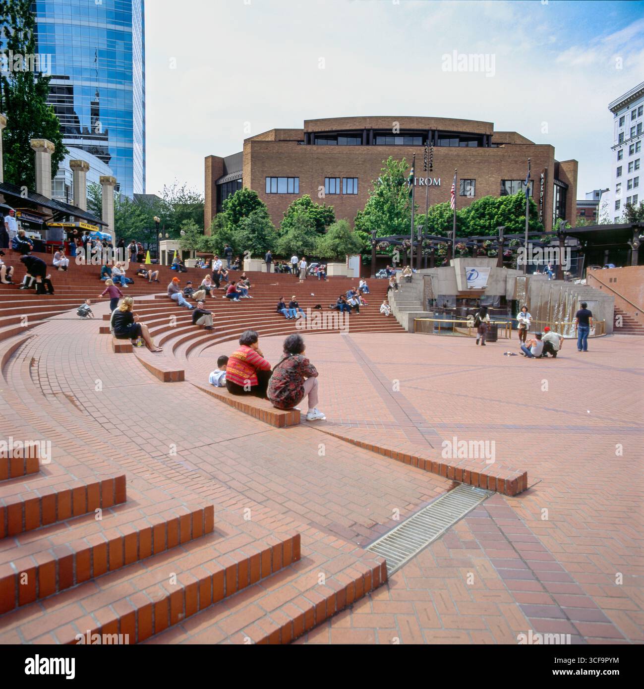 Les personnes bénéficiant d'une journée de printemps ensoleillée à l'extérieur dans l'espace ouvert de la Pioneer Courthouse Square, Portland, comté de Multnomah, Oregon, USA. Cour de Pioneer Banque D'Images