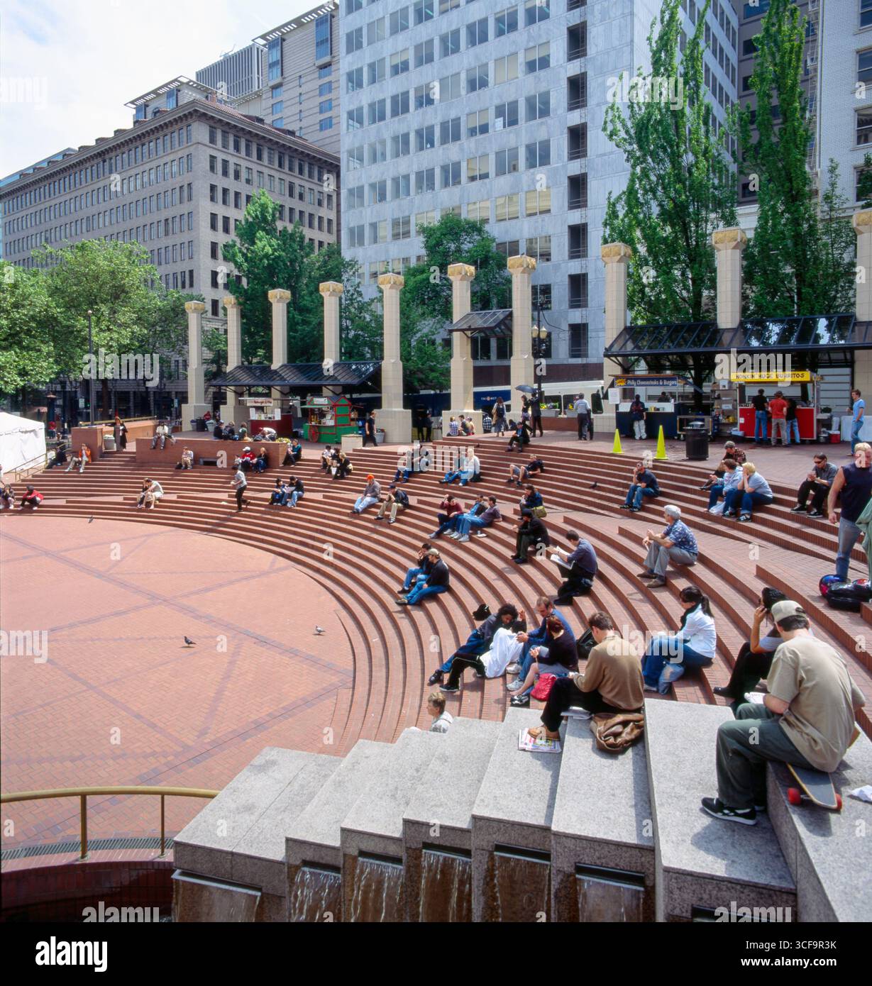 Les personnes bénéficiant d'une journée de printemps ensoleillée à l'extérieur dans l'espace ouvert de la Pioneer Courthouse Square, Portland, comté de Multnomah, Oregon, USA. Cour de Pioneer Banque D'Images
