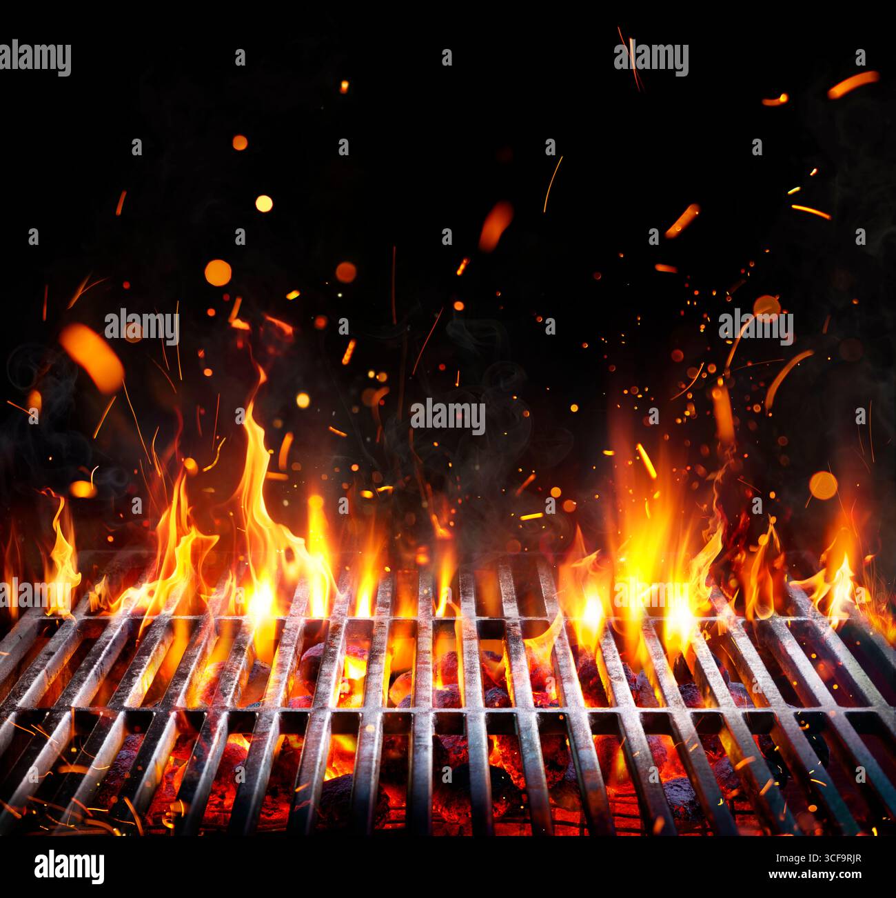 Barbecue Grill - Embers avec des flammes et des étincelles abstraites - grille et feu sur charbon de bois sur fond noir Banque D'Images