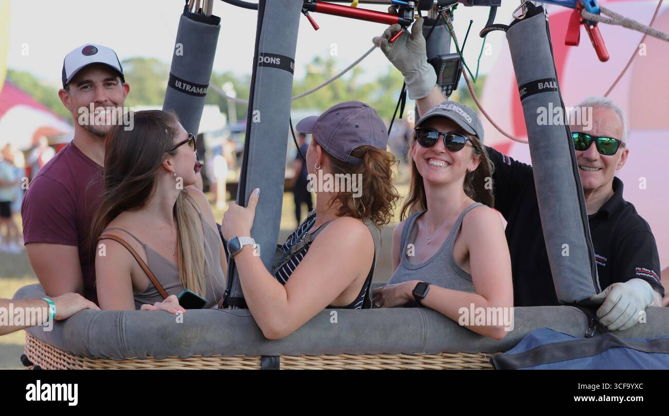 Bristol International Hot Air Balloon Fiesta 2025, montgolfières ascendantes et descendantes d'Ashton Gate Estate Bristol, montgolfière avec Fly Navy Banque D'Images