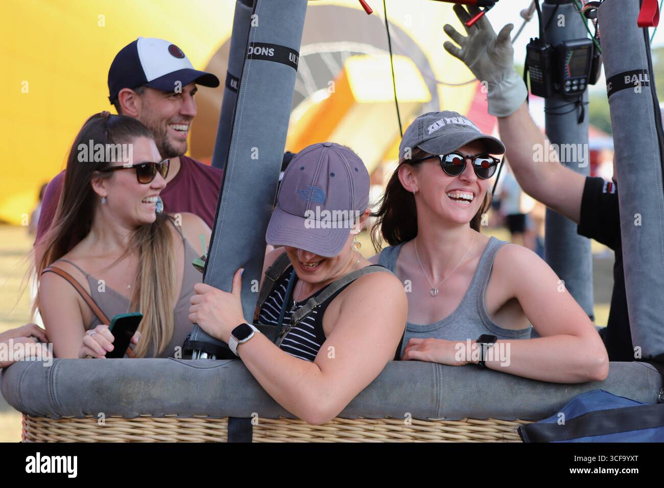 Bristol International Hot Air Balloon Fiesta 2025, montgolfières ascendantes et descendantes d'Ashton Gate Estate Bristol, montgolfière avec Fly Navy Banque D'Images