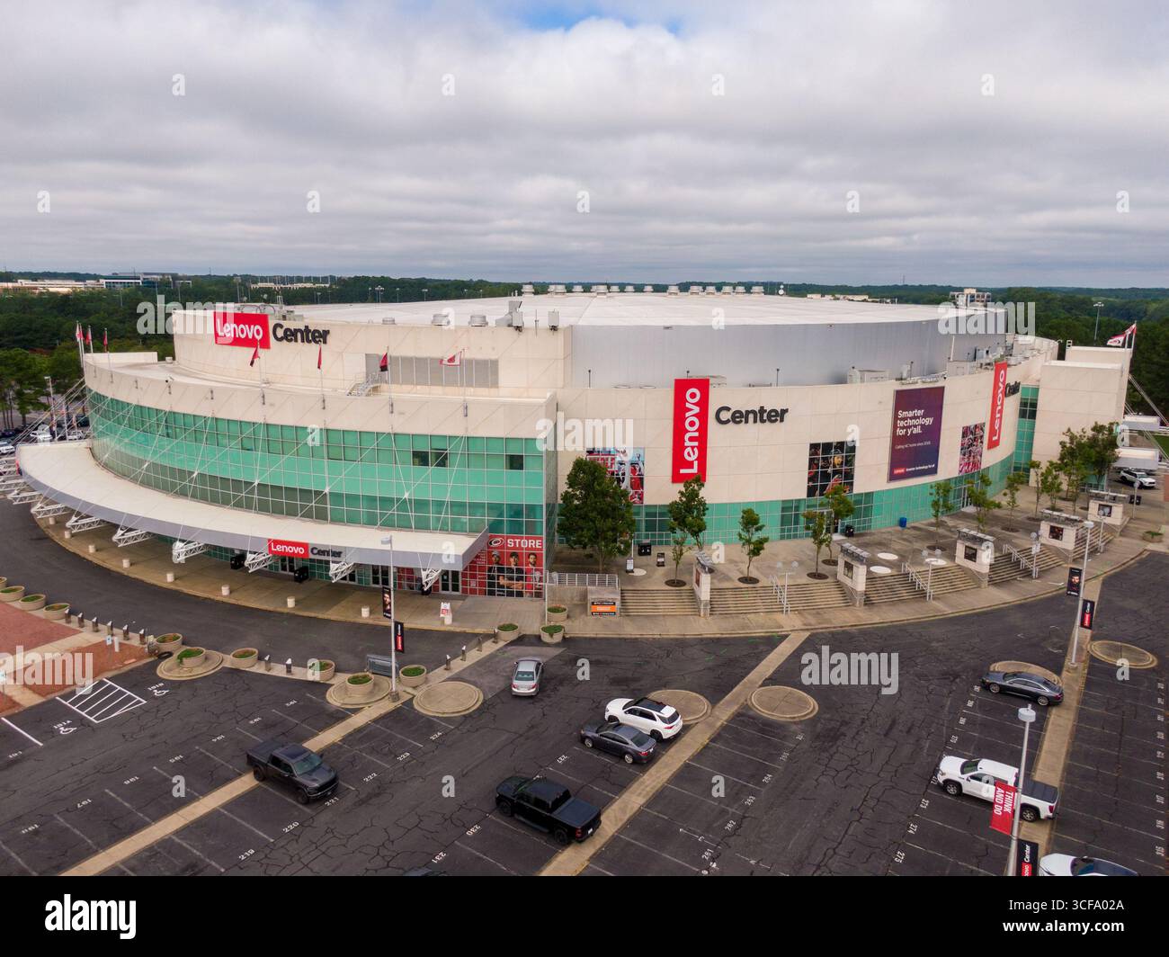 Images de drone de jour du Lenovo Center à Raleigh, NC. Domicile des Carolina Hurricanes de la NHL et de l'équipe de basket-ball masculine de la NCAA NC State Banque D'Images
