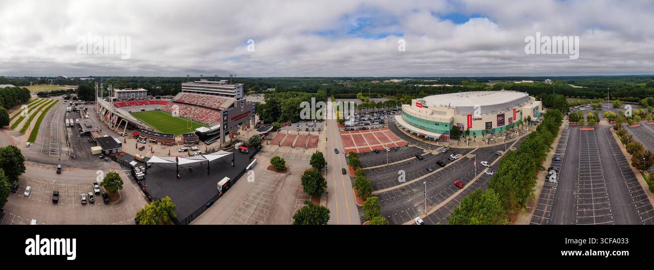 Images de drone de jour du Lenovo Center à Raleigh, NC. Domicile des Carolina Hurricanes de la NHL et de l'équipe de basket-ball masculine de la NCAA NC State Banque D'Images