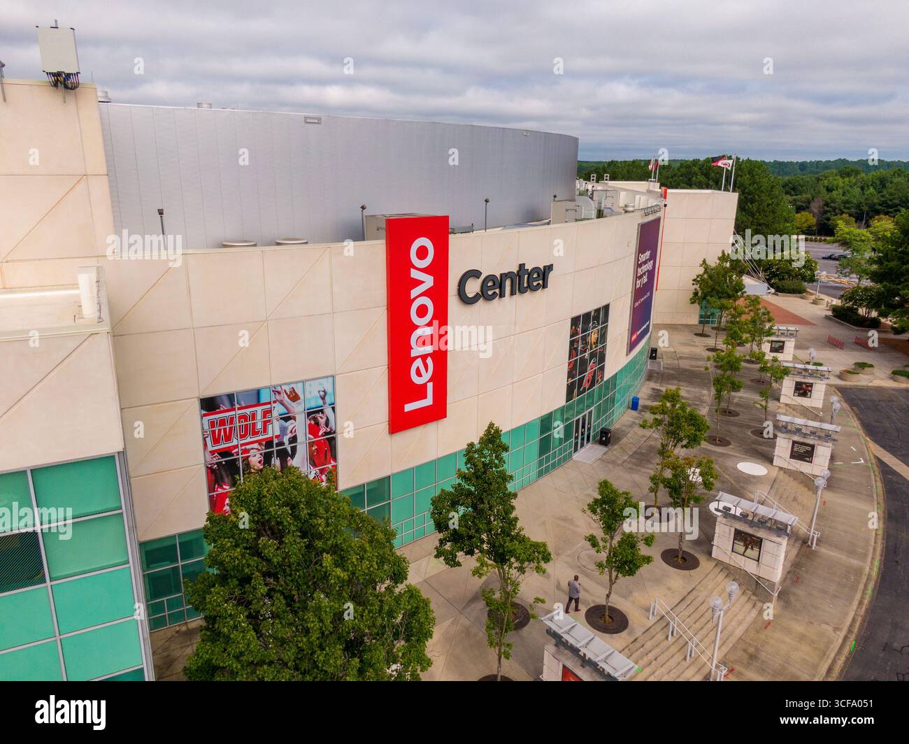 Images de drone de jour du Lenovo Center à Raleigh, NC. Domicile des Carolina Hurricanes de la NHL et de l'équipe de basket-ball masculine de la NCAA NC State Banque D'Images