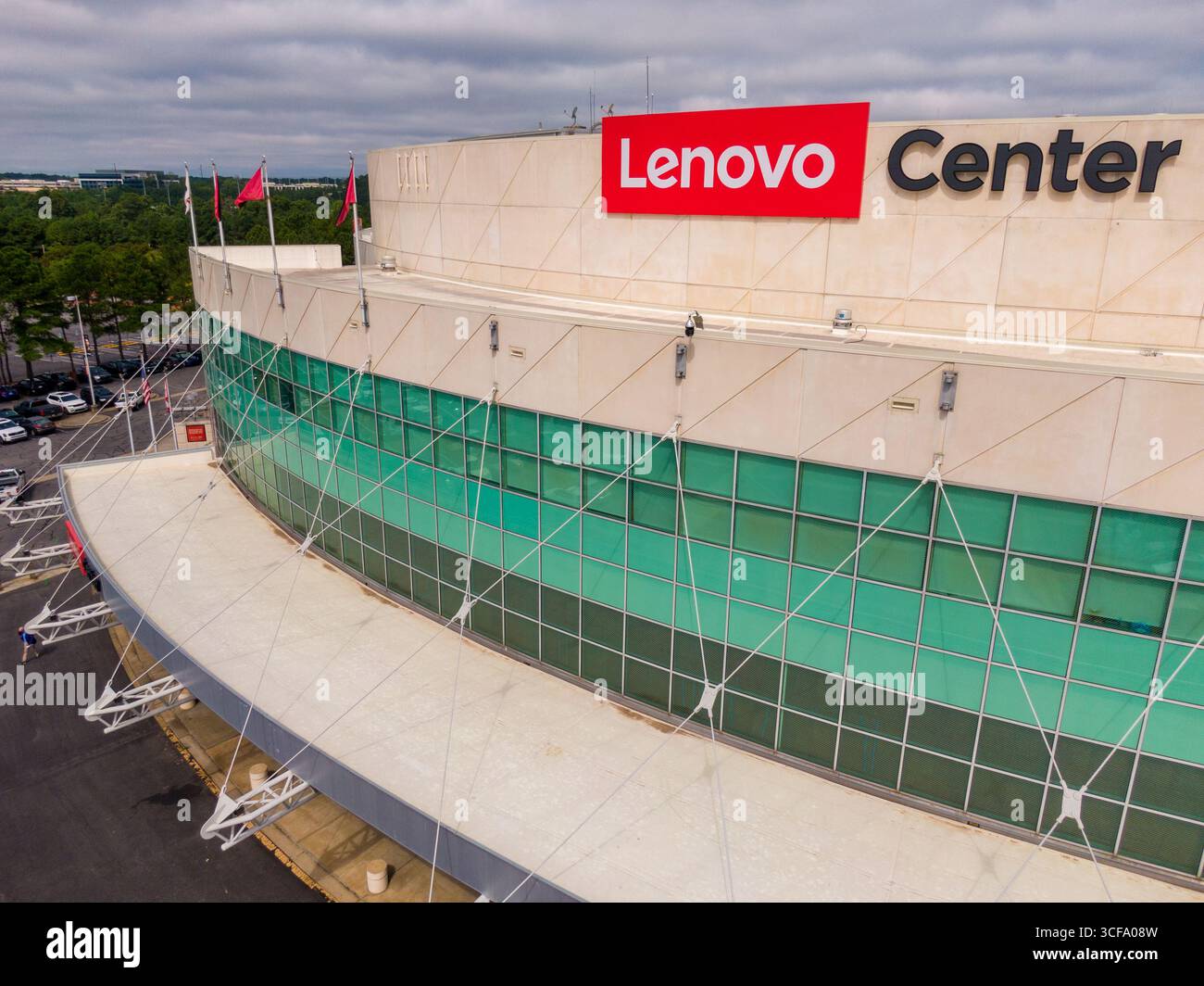 Images de drone de jour du Lenovo Center à Raleigh, NC. Domicile des Carolina Hurricanes de la NHL et de l'équipe de basket-ball masculine de la NCAA NC State Banque D'Images