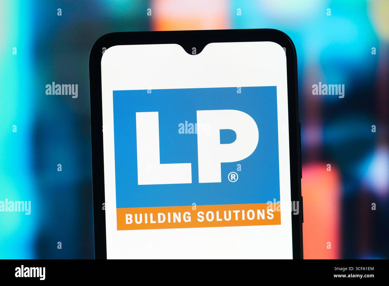 Dans cette illustration photo, le logo Louisiana-Pacific Corporation (LP) est affiché sur l'écran d'un téléphone intelligent Banque D'Images