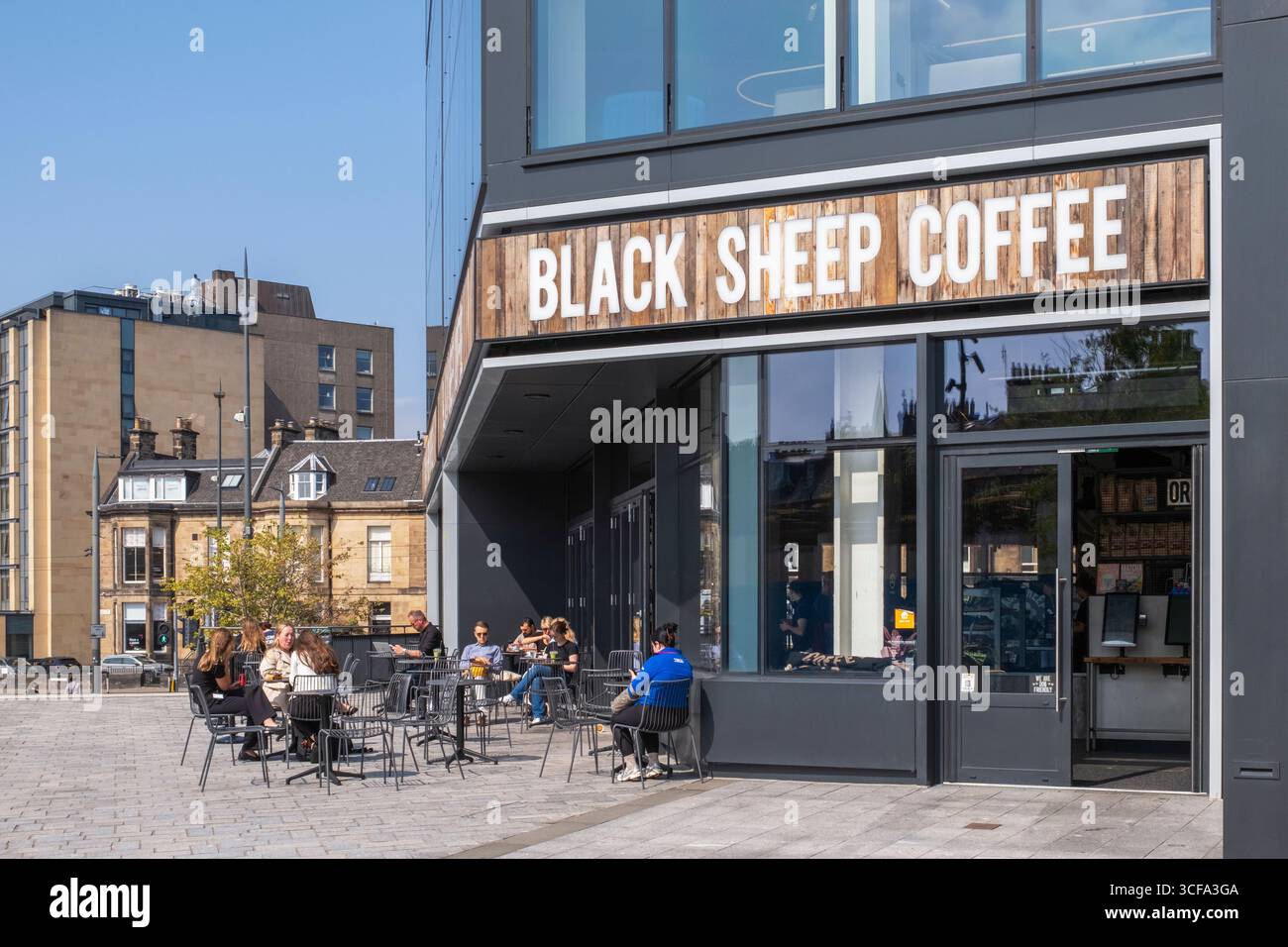 Black Sheep Coffee au 8 Haymarket Square, à Édimbourg, avec des clients assis à l'extérieur – une partie de la marque de la chaîne de café britannique en pleine croissance. Banque D'Images