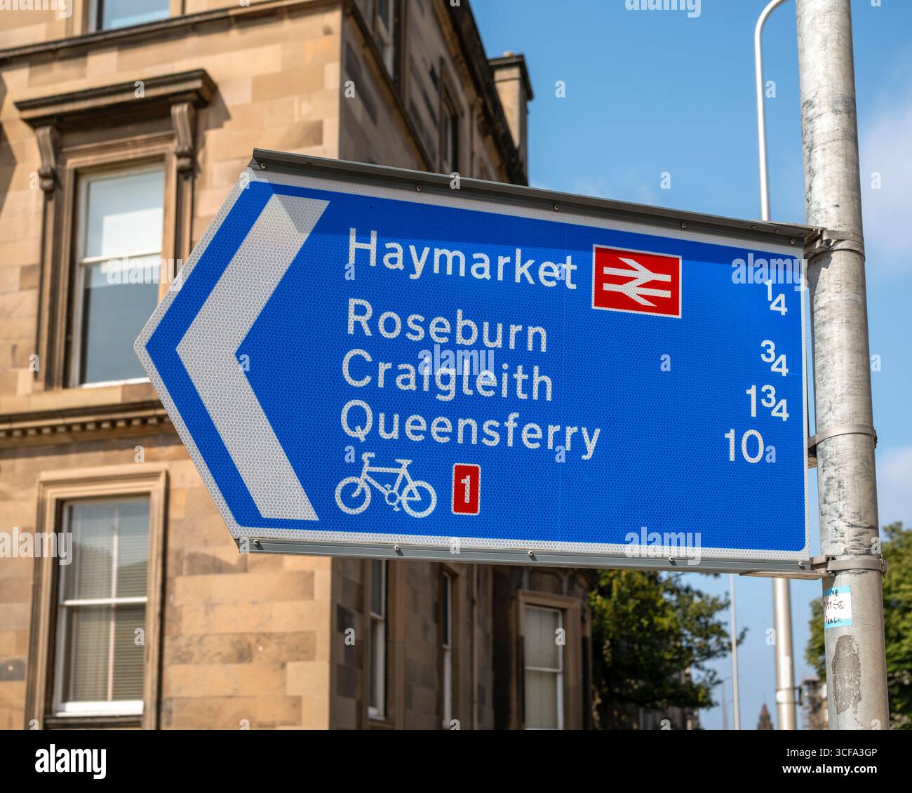 Panneau d’itinéraire cyclable dans la nouvelle ville d’Édimbourg, en Écosse, soulignant les options de voyage durables et les liaisons de transport écologiques. Banque D'Images