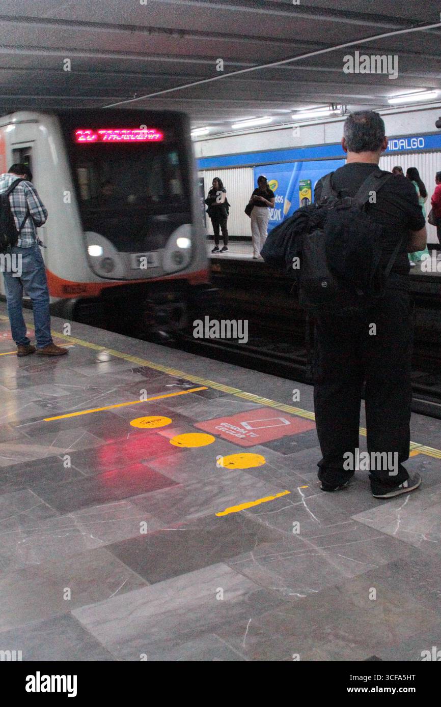 Mexico, Mexique - 4 août 2025 : la station Hidalgo de la ligne 2 du métro CDMX est un point de connexion important pour les usagers des transports publics Banque D'Images