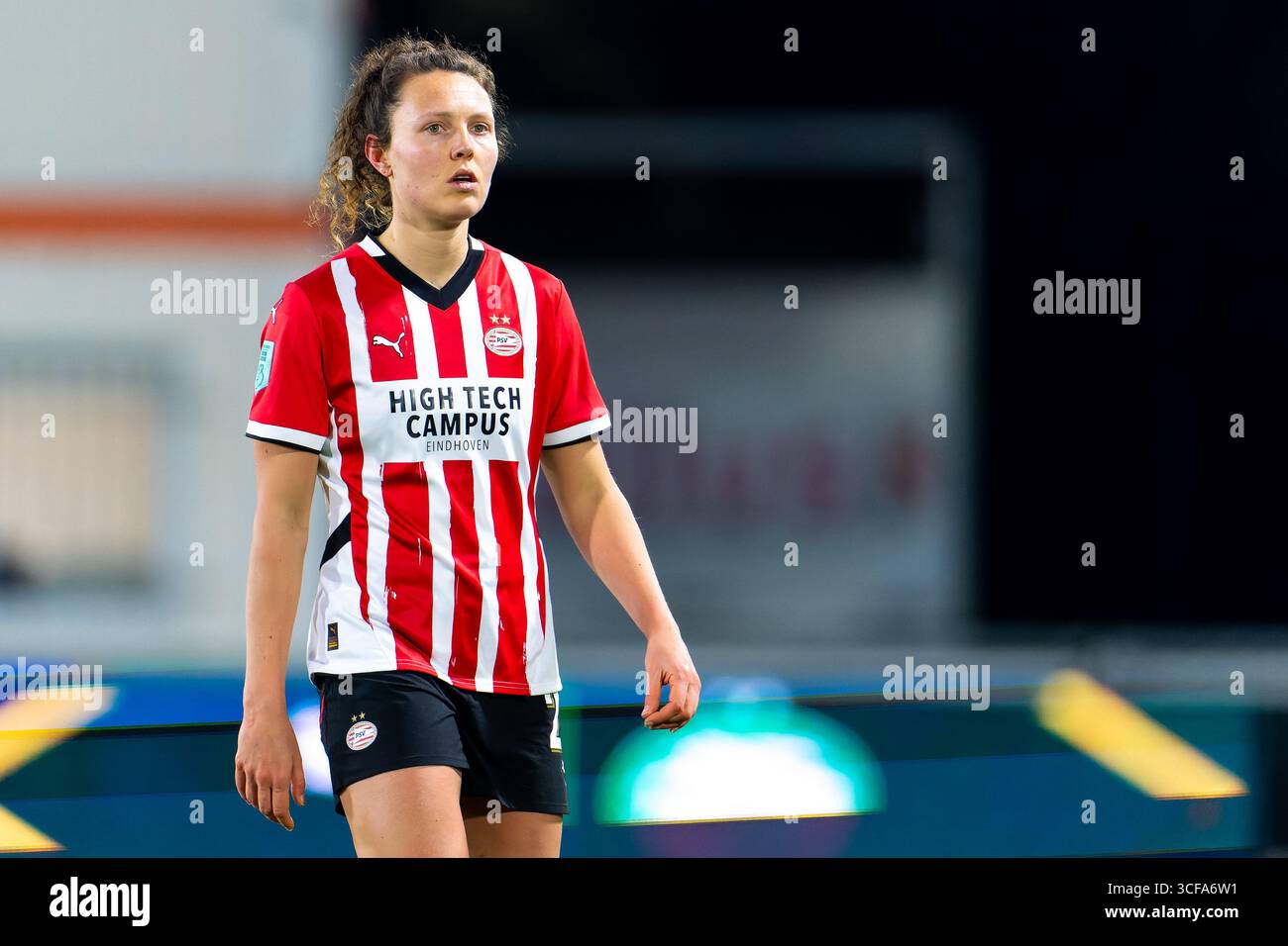 Eindhoven, pays-Bas. 1er février 2025. EINDHOVEN, PAYS-BAS - 1er FÉVRIER : Fenna Kalma du PSV regarde pendant le match néerlandais Azerion Eredivisie entre le PSV et le FC Twente au PSV Campus de Herdgang le 1er février 2025 à Eindhoven, pays-Bas. (Photo de Joris Verwijst/Orange Pictures) crédit : Orange pics BV/Alamy Live News Banque D'Images