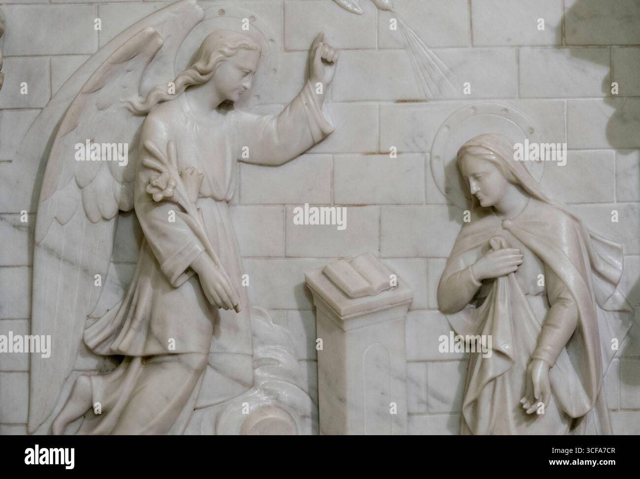 Statue (XIXe siècle) de l'Annonciation à la Bienheureuse Vierge Marie par l'Archange Gabriel. Banque D'Images
