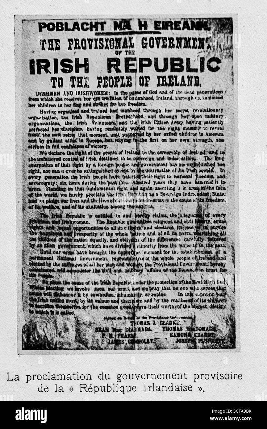 Reproduction de la Proclamation de la République irlandaise de 1916, publiée par le gouvernement provisoire lors du soulèvement de Pâques à Dublin. Signé par sept dirigeants, dont Patrick Pearse et James Connolly, il déclare l’indépendance de l’Irlande par rapport à la Grande-Bretagne. Ce document historique est l'un des textes les plus emblématiques de l'histoire irlandaise moderne, symbolisant les idéaux révolutionnaires de l'insurrection de Pâques et marquant la naissance du républicanisme irlandais au XXe siècle. Banque D'Images