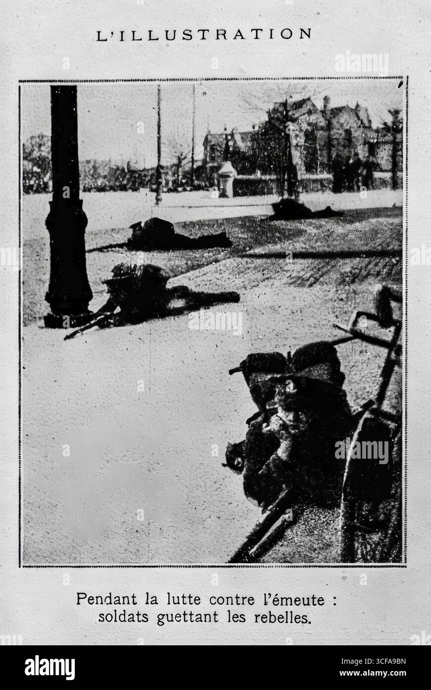 Photographie tirée de L’illustration (1916) montrant des soldats britanniques couchés sur le ventre pendant le soulèvement de Pâques à Dublin. Les soldats sont vus se mettre à couvert derrière des traits de rue, surveillant les insurgés. Cette image illustre la guerre urbaine de la rébellion, où des volontaires irlandais et des combattants de l'Armée citoyenne ont affronté les forces britanniques lourdement armées dans les rues de la ville, marquant l'un des moments marquants de l'histoire moderne de l'Irlande. Banque D'Images